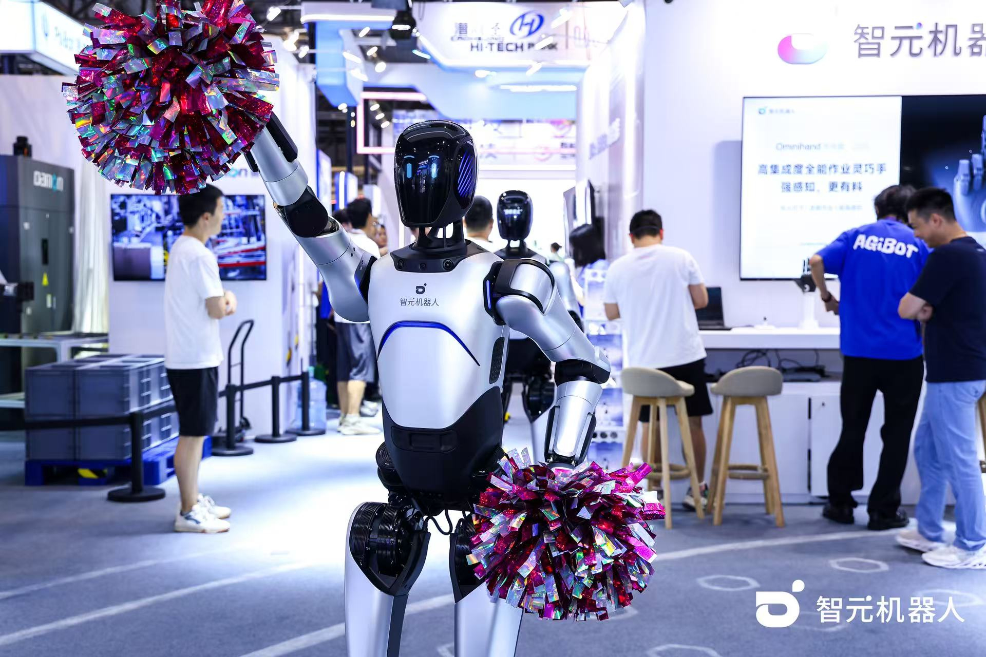 球速体育机器人 WAIC 首日展台火爆，机器人家族集体打工忙不停
